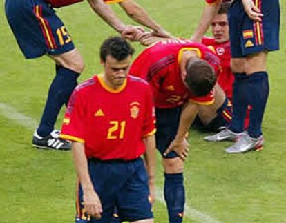 Luis Enrique, en primer plano, tras la derrota ante Corea del Sur, su último partido en la selección.