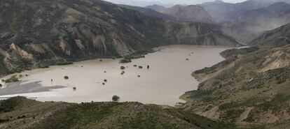 Aguas represadas del río Clarence, cuyo curso ha sido cortado por un deslizamiento de tierras.