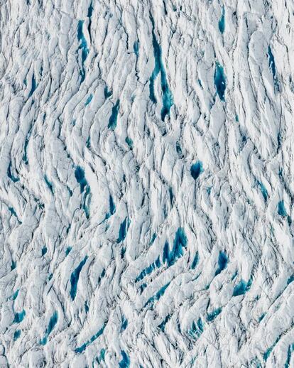 Las grietas cubiertas de agua procedente del deshielo, fotografiadas a 1.100 metros de altitud.