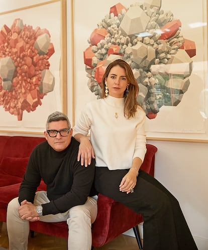 Dagoberto Rodríguez y Laura Lis, en su salón ante la obra 'Rubí y concreto', realizada por Dagoberto. Laura lleva piezas de joyería de su creación.