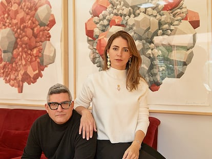 Dagoberto Rodríguez y Laura Lis, en su salón ante la obra 'Rubí y concreto', realizada por Dagoberto. Laura lleva piezas de joyería de su creación.