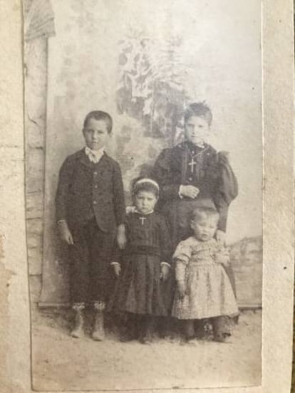 La adolescente asesinada (arriba a la derecha) junto a tres hermanos, a principios del siglo XX.