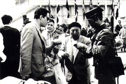 Nino Manfredi, a la izquierda, junto a Emma Penella y José Isbert, en un fotograma de <i>El Verdugo</i>