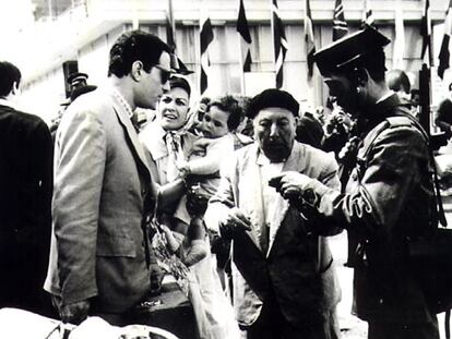 Nino Manfredi, a la izquierda, junto a Emma Penella y José Isbert, en un fotograma de <i>El Verdugo</i>
