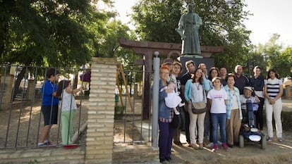 Vecinos de Coria, apellidados Japón, junto a una estatua del samurái.