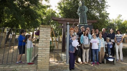 Vecinos de Coria, apellidados Jap&oacute;n, junto a una estatua del samur&aacute;i.