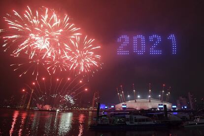 Fogos de artifício e drones iluminam o céu de Londres (Reino Unido) durante a celebração do Ano Novo.