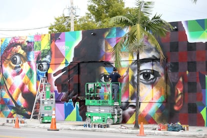 Mural en el distrito de Wynwood en Miami que representa a los artistas Salvador Dalí y Jean-Michel Basquiat de 2013.