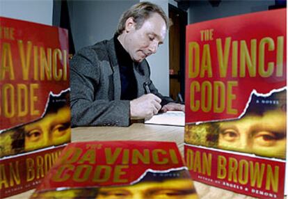 Dan Brown firma ejemplares de su libro en Exeter, Reino Unido, el pasado mes de junio.
