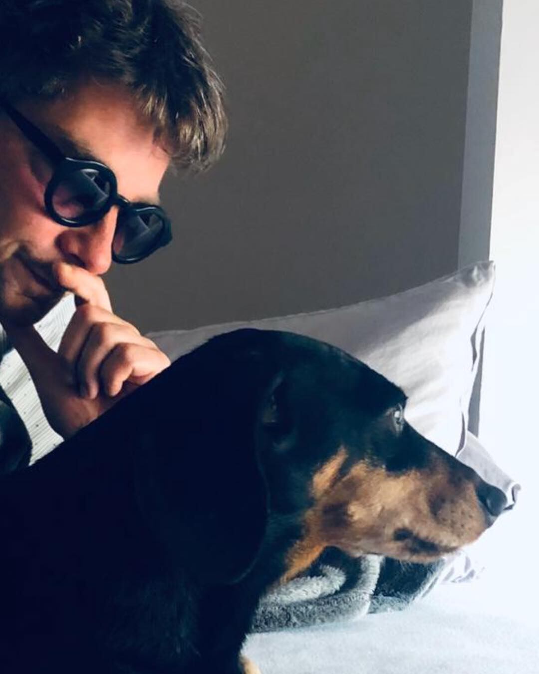 El coreógrafo Marco Goecke con su perro, 'Gustav', en una fotografía de su cuenta de Instagram.