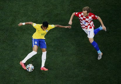 Neymar lucha por el balón con el croata Ivan Rakitic.