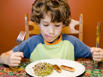 Un niño se dispone a comer.