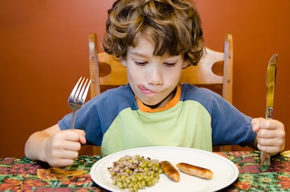 Un niño se dispone a comer.