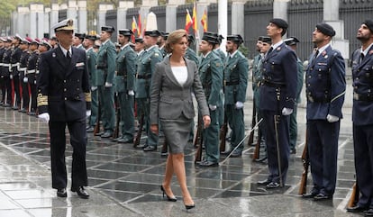 María Dolores de Cospedal, ministra de Defensa, pasa revista a las tropas formadas en el acto de su toma de posesión del cargo, en Madrid, en noviembre de 2016.