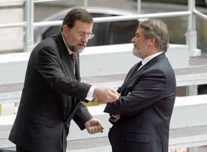 Mariano Rajoy (izquierda) conversa con Jaime Mayor Oreja en abril de 2004.
