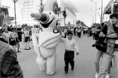 La mascota de la Expo 92, el pájaro 'Curro', paseando por la exposición.