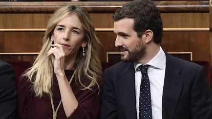 Pablo Casado junto a Cayetana Álvarez de Toledo en el Congreso. 