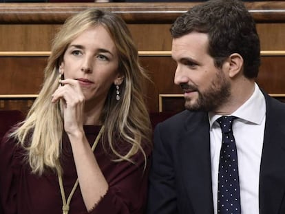Pablo Casado junto a Cayetana Álvarez de Toledo en el Congreso.