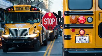 Ônibus escolar à porta de um colégio do Brooklyn (Nova York), em 6 de outubro.
