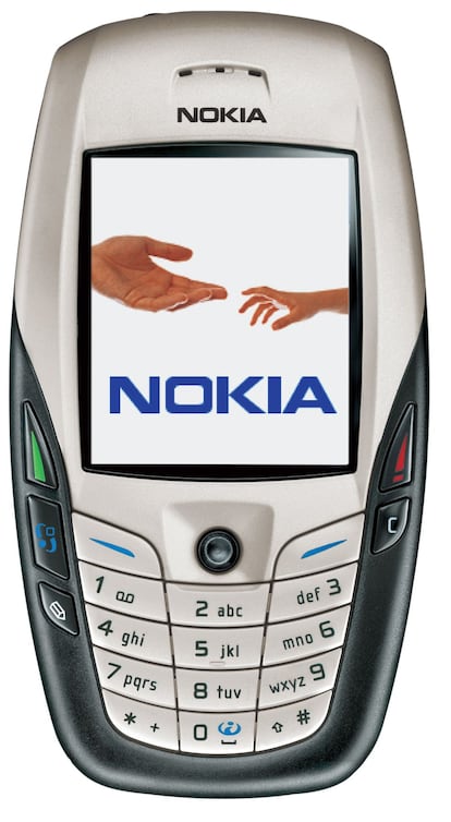 Nokia 6600, algo tosco, pero revolucionario. Fue el primer modelo con cámara de fotos en superar el millón de unidades vendidas. Era 2003 y había que conformarse con seis megas de memoria.