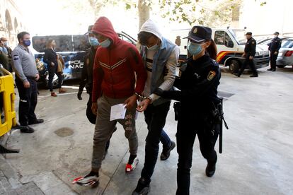 Dos de los marroquíes detenidos, a su llegada al Juzgado de lo Penal número 7 de Palma, este lunes.