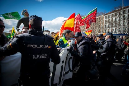 Agentes de la Policía vigilan la manifestación de agricultores, este lunes ante la sede del Ministerio de Agricultura en Madrid. 