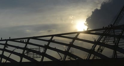 Obreros trabajan en la construcción del Arena Amazonia, en Manaus.