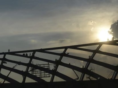 Obreros trabajan en la construcción del Arena Amazonia, en Manaus.