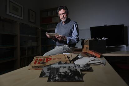 Sánchez Vigil, con material del archivo de la agencia de fotografía Piortiz, en la Facultad de Documentación de la UCM, el 7 de febrero.