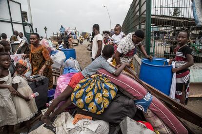 Vecinos de Adjouffou (Port-Bouet, Abiyán)  empacan sus pertenencias tras los rumores de que serán desalojados en 24 horas, el 14 de enero de 2020. Cuatro años después, todavía no se han destruido las casas. Muchos se han ido de la zona, otros regresaron a pesar de que ya no hay agua corriente.