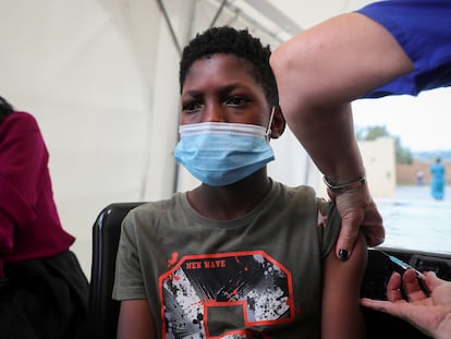 Un sanitario administra una dosis de la vacuna de Pfizer contra la covid-19 a un adolescente de 13 años, en Johannesburgo, Sudáfrica, el 4 de diciembre.