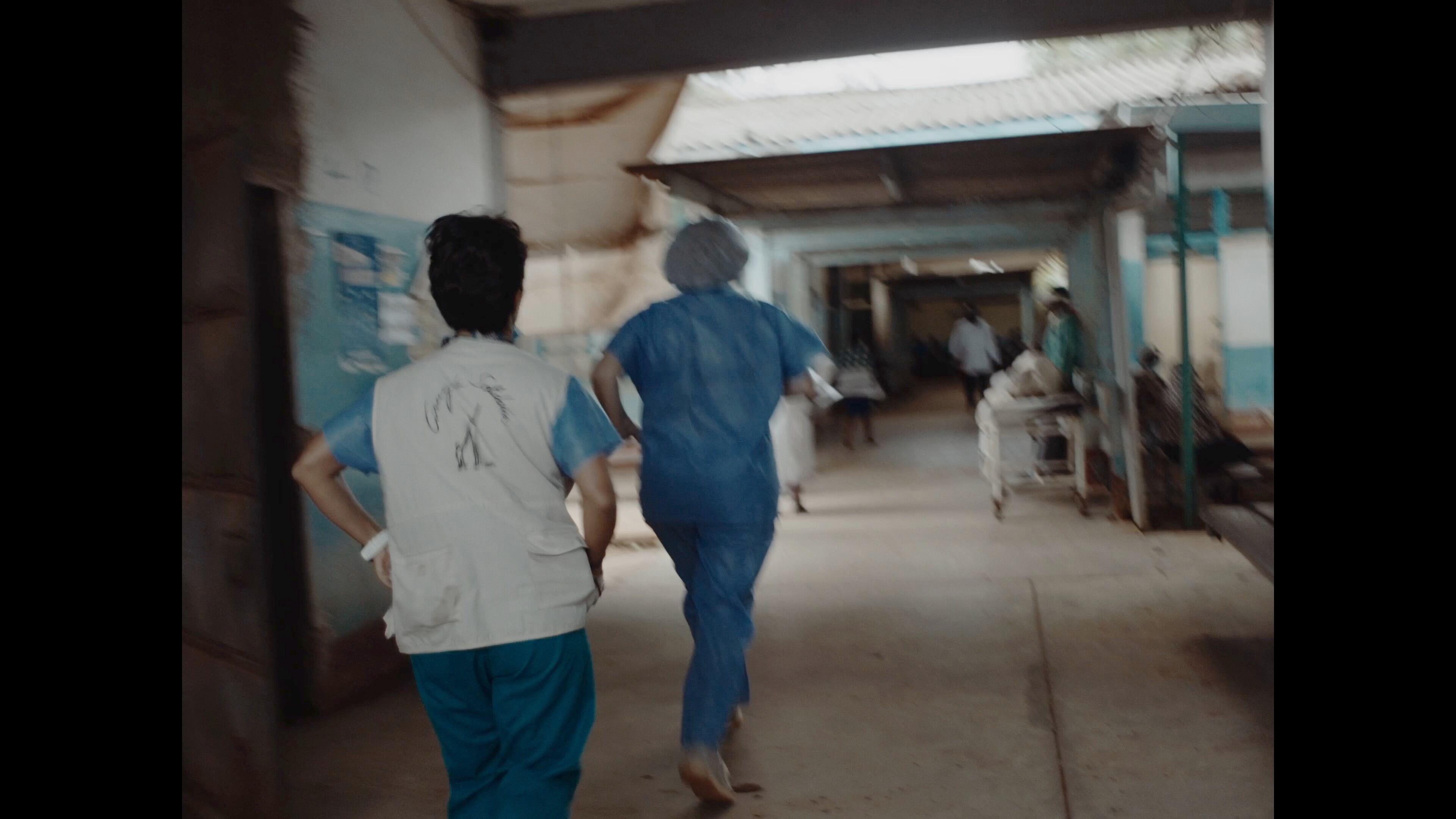 Escena de 'El Juramento' en la que los médicos de Cirugía Solidaria corren por el hospital para atender a una paciente que ha llegado con un tumor de mama.