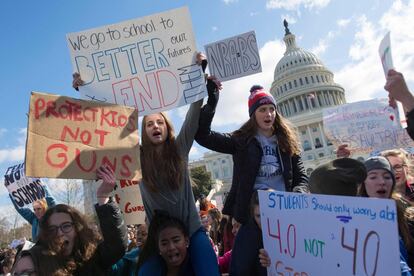 Sin embargo el plan de acción lanzado por la Casa Blanca fue una enorme decepción para los estudiantes. En la fotografía, alumnos con pancartas participan en el paro contra la violencia de armas en Washington, el 14 de marzo de 2018.