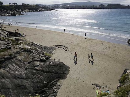 La marea baja es el mejor momento para disfrutar de la playa de Arnao, un arenal de unos 350 metros en el extremo occidental de Asturias.