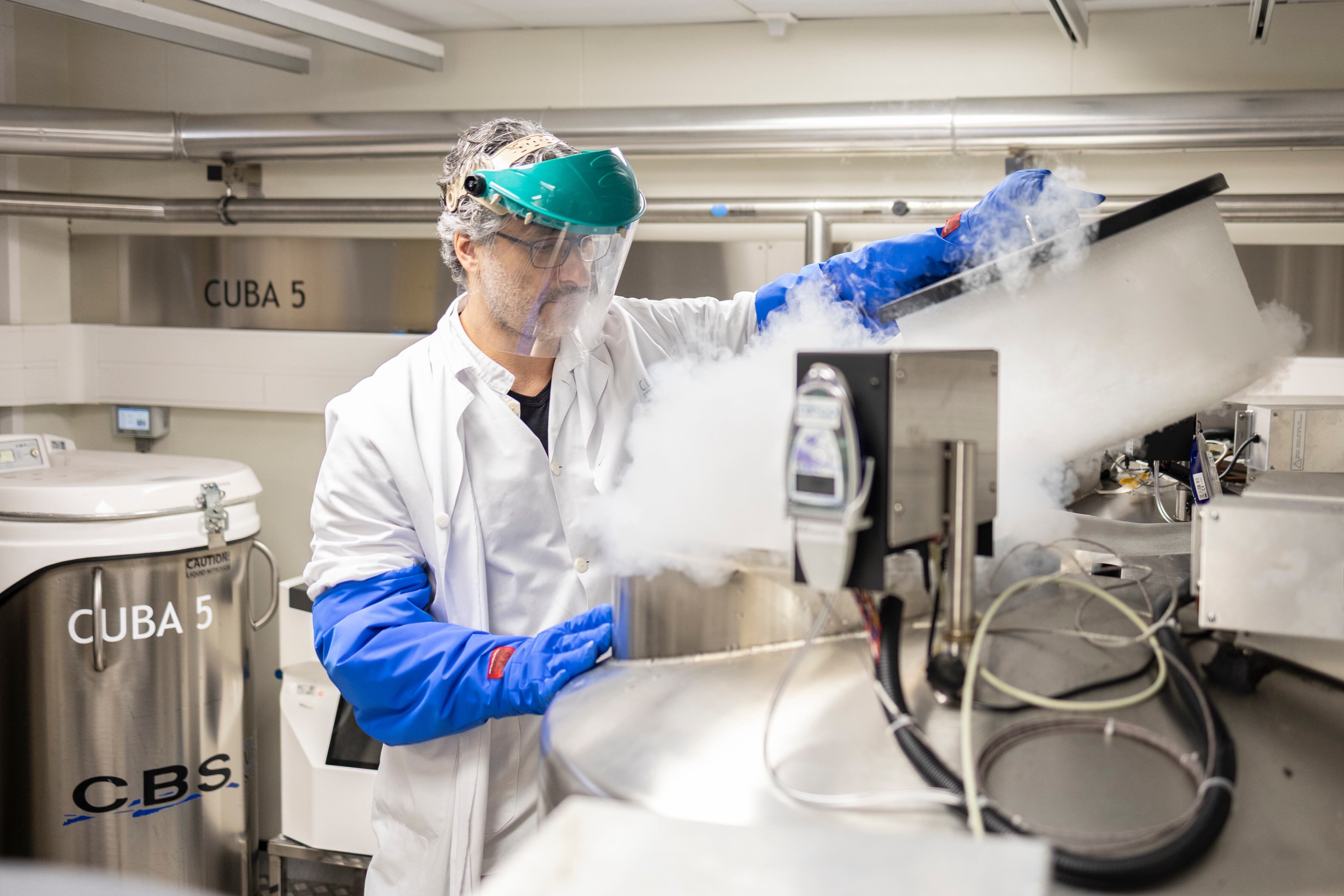 El director técnico del laboratorio de Inmunología del Clínic, Daniel Benítez, abre una de las cubas de criopreservación donde se conservan las células CAR-T antes de ser infundidas a los pacientes.