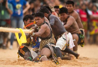 Un grupo de indígenas participa en el 'juego de la cuerda' en los primeros Juegos Mundiales Indígenas, celebrados en Palmas (Brasil).