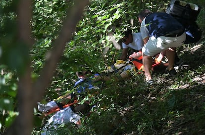 A menos de 50 kilómetros para el final, Evenepoel, que estaba peleando por liderar la carrera, perdió el control de su bicicleta, impactó con una pierna en la pared del puente y se precipitó al vacío. En la imagen, el ciclista es trasladado tras la caída.