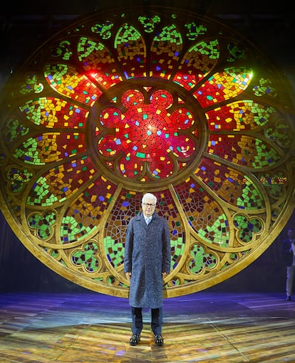 El escritor Ken Follett posa en el escenario de 'Los pilares de la tierra, el musical', en Madrid este martes.