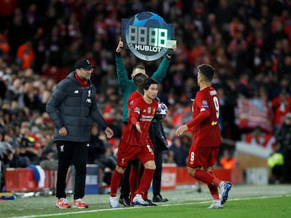 Takumi Minamino releva a Firmino en el Liverpool-Atlético.