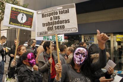 Dos prostitutas se manifiestan en la calle de la Montera, por sus derechos, con el rostro cubierto.