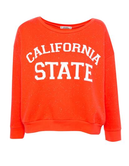 Sudadera roja del estado de California. La puedes encontrar en Pull&Bear. (17,95 euros).