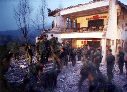 Soldados chinos buscan supervivientes entre los escombros de la escuela de Fang Lin el martes.