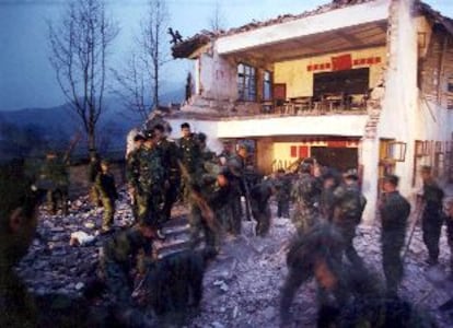 Soldados chinos buscan supervivientes entre los escombros de la escuela de Fang Lin el martes.