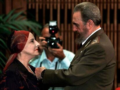 El presidente de Cuba, Fidel Castro, condecora a la bailarina Alicia Alonso en la ceremonia que se celebró en el Palacio de la Revolución en La Habana, en 1998