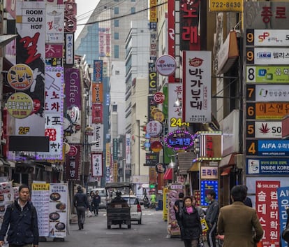 Hace solo una década Seúl apenas entraba en el 'top' 50 de las ciudades más caras del mundo. Este año se encuentra en la décima posición. La capital de Corea del Sur tiene una población de 10 millones de personas, una quinta parte de los habitantes del país.

TOMAR UN CAFÉ. Según la consultora Mercer, que cada año compara el coste de los servicios y productos en 207 ciudades, disfrutar de un café en Seúl cuesta, incluyendo el servicio, unos 5,4 euros. En el Lotte Hotel, uno de los más lujosos de la ciudad, sube a 12 euros.