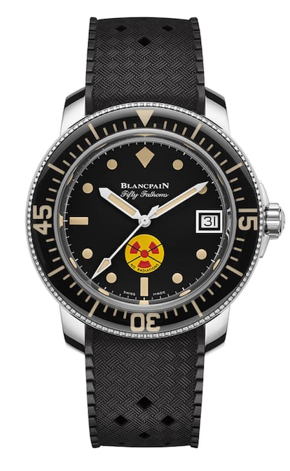 Blancpain reinterpreta un reloj emblemático de su historia, el Fifty Fathoms “no radiations”.Este instrumento de buceo de mediados de los años sesenta, del cual una de sus versiones equipaba a los nadadores de combate de la marina alemana, se caracterizaba por estar marcado con el logo que la firma no utilizaba materiales luminiscentes con radio. Este signo distintivo en la esfera del reloj forjó su éxito. Fifty Fathoms No Rad llega al mercado en edición limitada de 500 unidades. Precio: 13.200 euros.