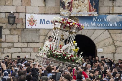 Momento en el que los anderos sacan a la Virgen de la Cabeza del templo sobre su trono.