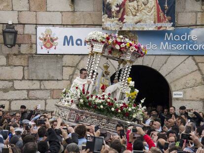 Momento en el que los anderos sacan a la Virgen de la Cabeza del templo sobre su trono.