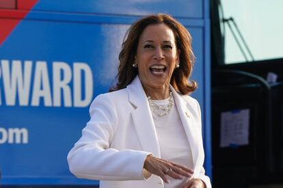 La candidata demócrata a la presidencia de EE UU, Kamala Harris, en el aeropuerto de Savannah (Georgia) en una escala de su gira de campaña.