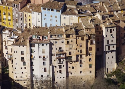 The fortified city of Cuenca, whose origins go back to the 15th century, has been a World Heritage Site since 1996. It is famous for its Hanging Houses, known in Spanish as Casas Colgadas, Casas Voladas or Casas del Rey. These homes have balconies with no solid material beneath them, and the houses are fixed to the wall with diagonal beams to prevent them collapsing.